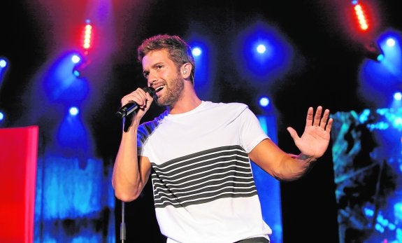 Pablo Alborán, ayer, durante el concierto que ofreció en Los Alcázares. 