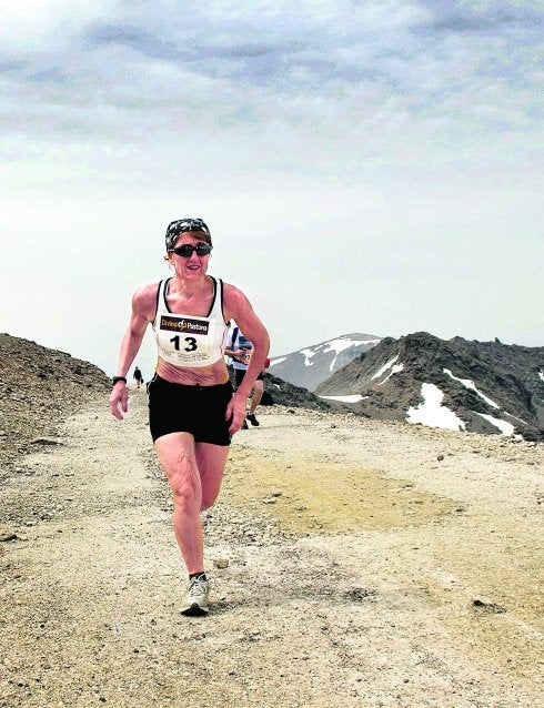 Una participante en pleno esfuerzo encara los últimos metros antes de cruzar la meta en una reciente edición de la Subida al Veleta, que cada año se celebra a primeros de agosto en Sierra Nevada.  