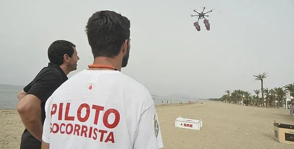 Víctor Arroyo, pilotando ayer el dron durante un ejercicio práctico en La Azohía.