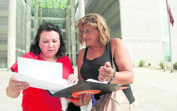 La abogada Isabel López (izq), de la Asociación de Usuarios de la Sanidad, con Sandra, la hija de la anciana uruguaya a la que se le ha abierto un procedimiento para la retirada del permiso de residencia.