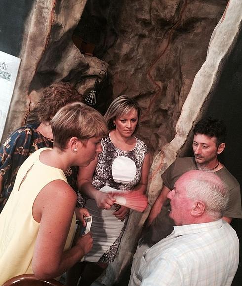 La consejera Noelia Arroyo y el profesor Walker en la entrada de la Sima de las Palomas. 