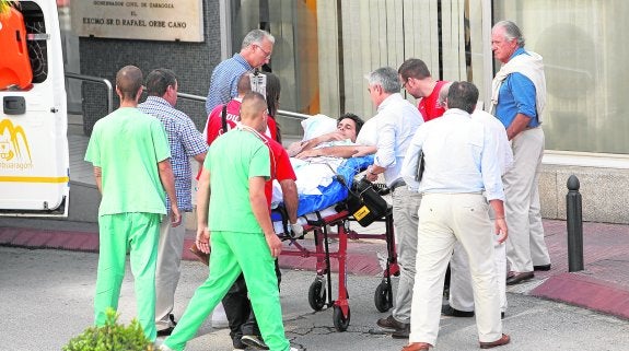 El torero Francisco Rivera, a su llegada a la Clínica Quirón de Zaragoza, tras ser trasladado desde la UCI del hospital San Jorge de Huesca.