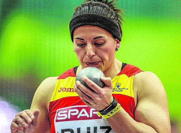 Úrsula Ruiz se dispone a realizar un lanzamiento. :: efe
