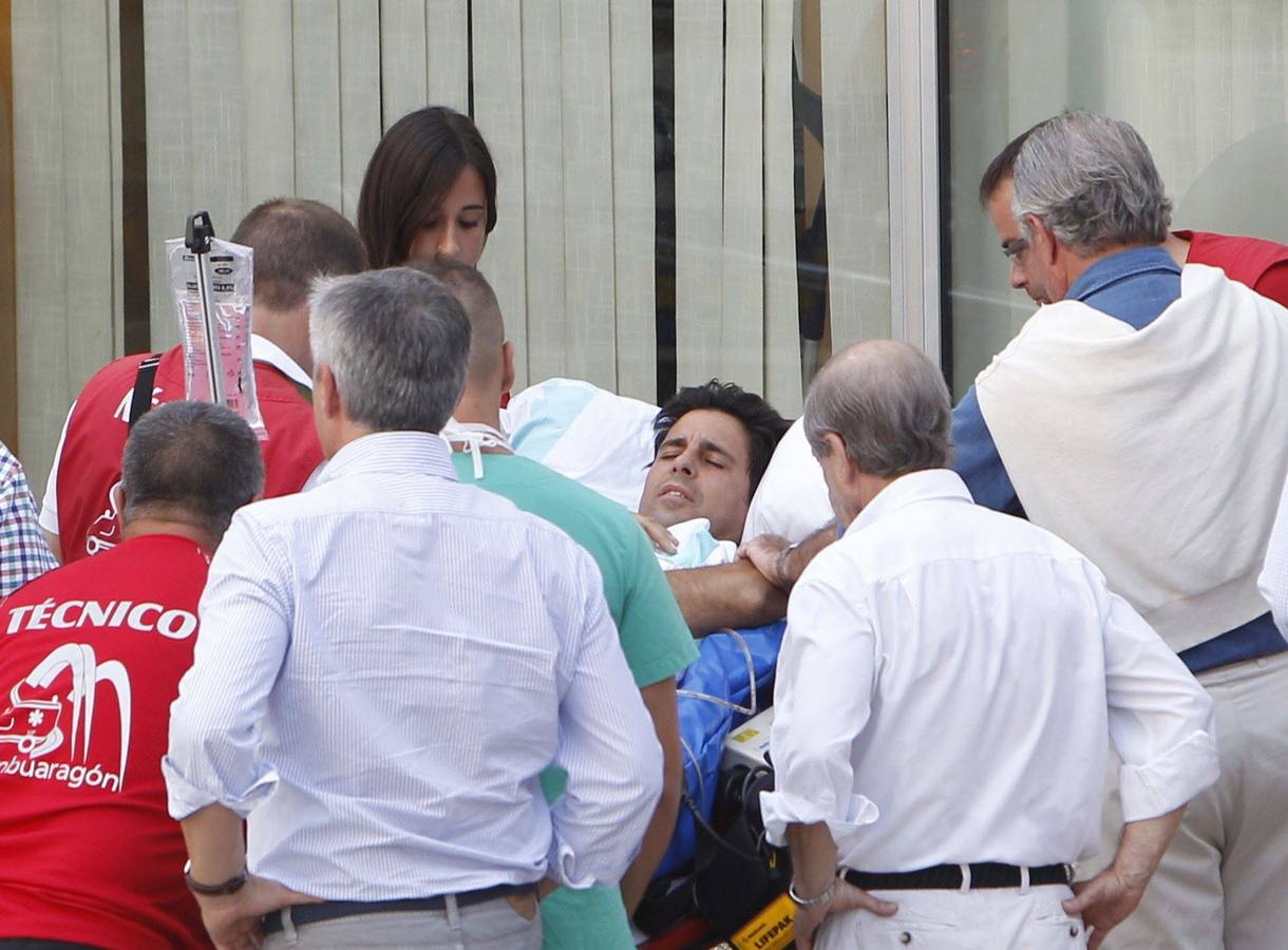 El torero Francisco Rivera, quien sufrió ayer una grave cornada en la plaza de toros de Huesca, a su llegada a la Clínica Quirón de Zaragoza. 