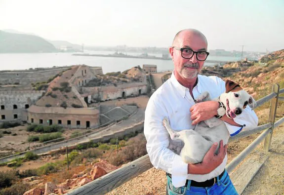 Ramón García Alcaraz, con su perro Ghoso; al fondo, el puerto de Cartagena. 