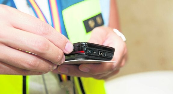 Basta con colocar el carné de identidad junto al teléfono móvil para que los datos se transmitan de forma inalámbrica y se puedan realizar trámites con la Administración. 