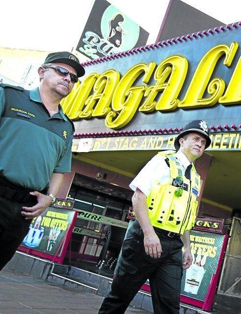 Un agente de la Guardia Civil y un 'bobbie' británico patrullan Punta Ballena por la mañana. 