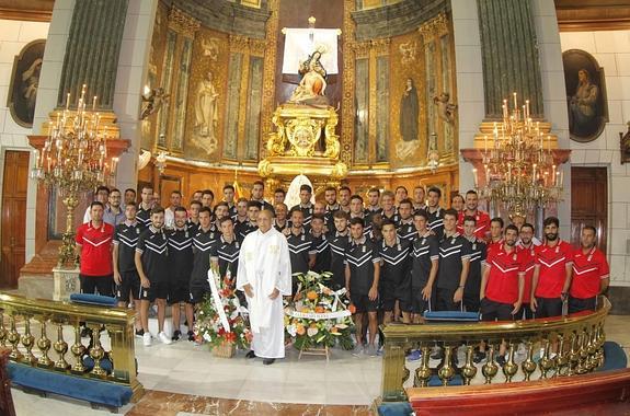 El Padre Turpín, junto a los componentes del FC Cartagena y su equipo filial, en la Basílica de la Caridad. 