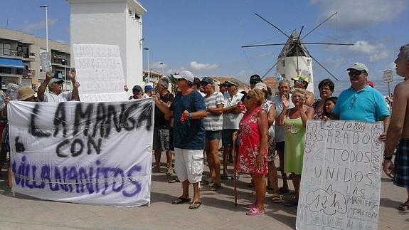 Vecinos de Villananitos, durante la protesta. 
