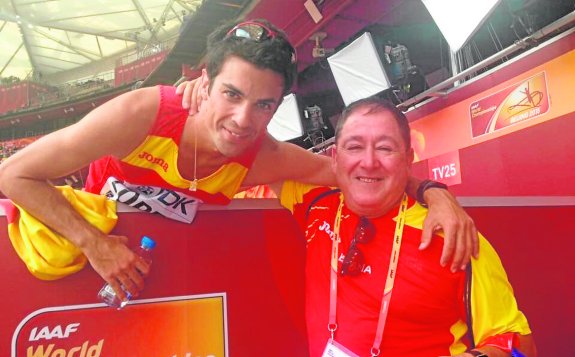 Miguel Ángel López y Carrillo, ayer en Pekín, tras el triunfo del primero. :: LV
