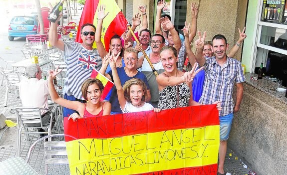 Familiares y conocidos de Miguel Ángel López celebran ayer el triunfo del marchador, en Llano de Brujas. 