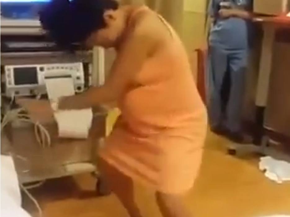 Una mujer embarazada baila para aliviar las contracciones