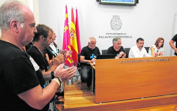 Miembros de 'Salvemos el Rosell', aplaudiendo en la rueda de prensa del viernes pasado.