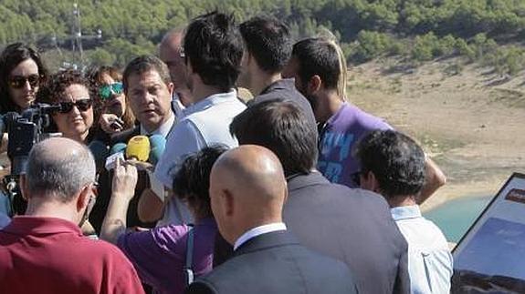 García-Page, rodeado de periodistas, durante su visita ayer al pantano de Entrepeñas en el municipio de Sacedón (Guadalajara). 