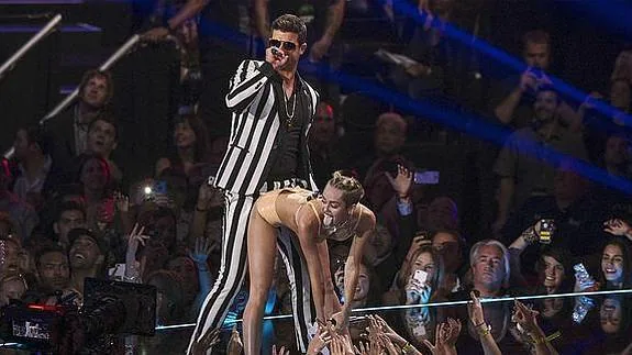 Miley Cyrus junto a Robin Thicke.