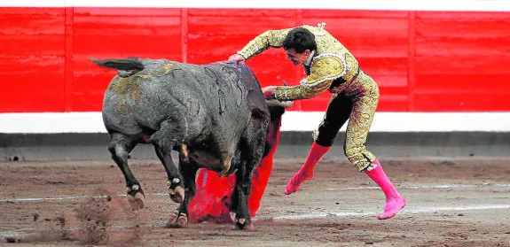 Paco Ureña coloca una gran estocada a su primero, ayer, en la plaza de toros de Vista Alegre, en Bilbao.  