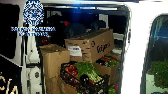 Furgón de la Policía Nacional cargado con productos perecederos para llevarlos a comedores sociales.