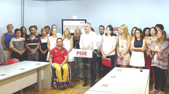 González Tovar, acompañado de los responsables de Educación de los Ayuntamientos en los que gobierna el PSOE.