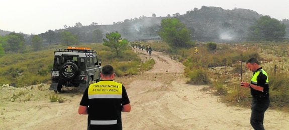 Una de la brigadas que participaron ayer en la extinción del fuego en Zarcilla de Ramos (Lorca), regresando de la zona afectada. 