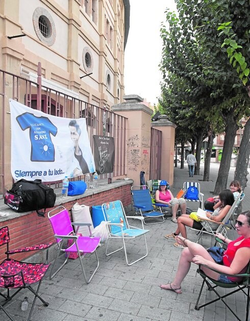 El concierto de esta noche de Alejandro Sanz congregó ayer a varios fans frente a la plaza de toros de Murcia para hacer cola.