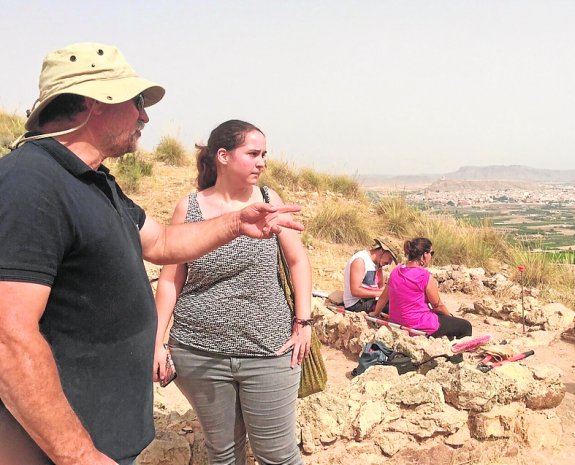 La concejal durante su visita ayer a los trabajos de excavación. 