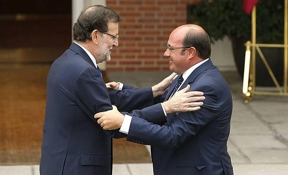 Mariano Rajoy y Pedro Antonio Sánchez, este miércoles, minutos antes de su reunión en Moncloa.