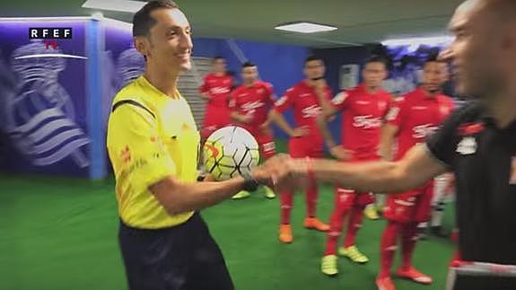 José María Sánchez Martínez, saludando a Abelardo, entrenador del Sporting de Gijón minutos antes de su debut en Primera. 