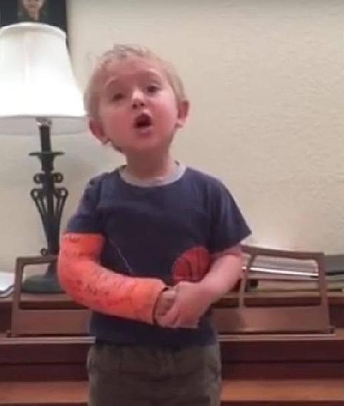 El pequeño Koen cantando 'Do you hear the people sing?' de Los Miserables. 