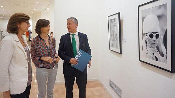 Marta López-Briones y Laura Fernández, responsable de la exposición, observando la muestra fotográfica. 