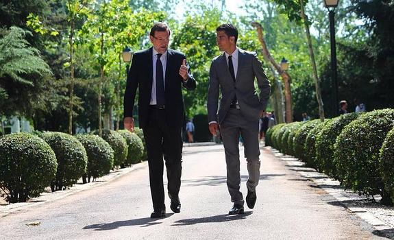 Mariano Rajoy y Miguel Ángel López, este jueves, paseando por los jardines Moncloa.