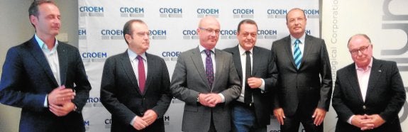 El consejero (3i), junto al presidente de Croem, rodeado de los responsables de los centros tecnológicos y el director del Info (1i). 