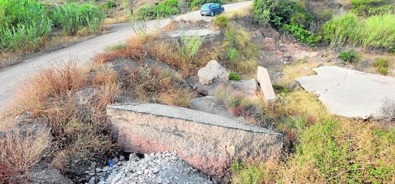 Carretera de Las Macetas a su paso por la rambla de Los Cegarras, cuyo puente se llevó el agua en las inundaciones de 2012. 