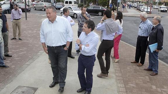 Bernabé y Jódar, este lunes en la visita al barrio de San Diego. 