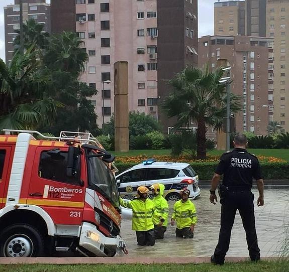 Efectivos de los Bomberos de Benidorm, cuyo camión quedó atrapado en un imbornal.