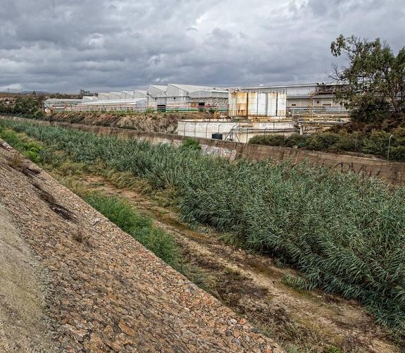 Estado del barranco de Agua Amarga, ayer por la mañana, con la fábrica al fondo. 