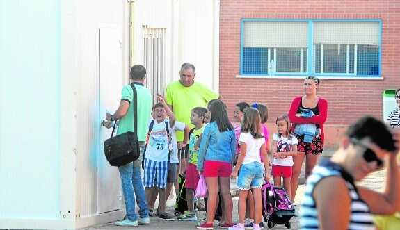 Un grupo de niños espera para entrar a un aula prefabricada ubicada en el patio del colegio Santa Florentina de La Palma. 