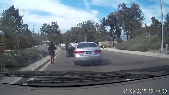 Insólito momento en el que la conductora se baja del coche en marcha. 