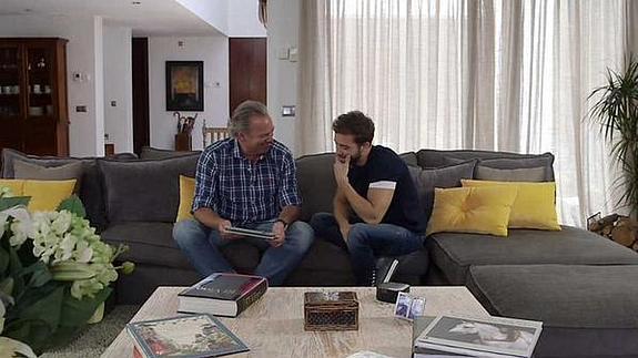 Bertín Osborne y Pablo Alborán charlán en el sofá.