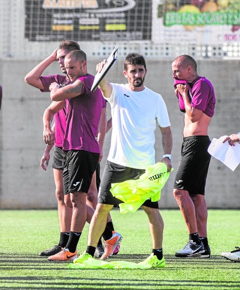 Víctor Fernández, técnico del Efesé, durante un entrenamiento en Nueva Cartagena. 