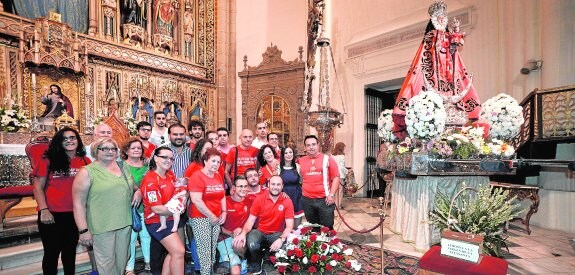 Los miembros de la Fepemur, ayer en la Catedral, durante la ofrenda floral a la Fuensanta. :: nacho garcía / agm
