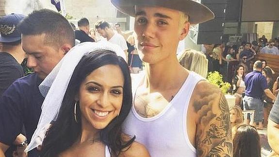 Justin Bieber posa con una futura novia en una despedida de soltera