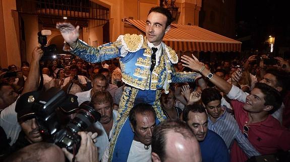 Enrique Ponce sale por la puerta grande de La Condomina. 