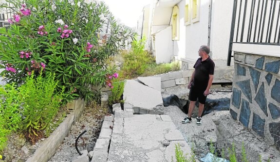 Un residente en Camposol muestra un dúplex dañado al estar construido sobre la rambla.  