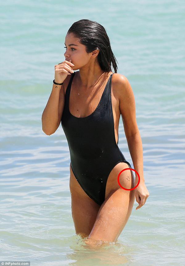 Selena Gomez luce cuerpazo y nuevo tatuaje en la playa