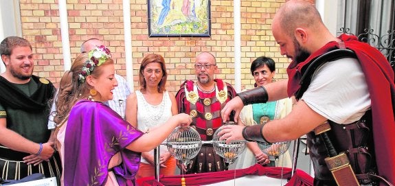Momento en el que sacan el número premiado en la sede de la Federación de Tropas y Legiones.