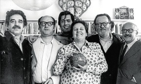 García Márquez, Edwards, Vargas Llosa, Donoso y Muñoz Suay rodean a Carmen Balcellsm en 1974.  