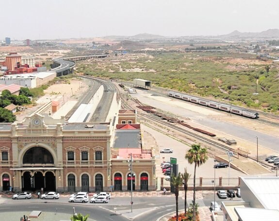 Vista de la estación de trenes, en la Plaza de México. 