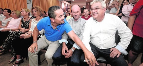Salvador Cánovas, de blanco, presidente de la Junta de Zeneta, recibe felicitaciones de vecinos. 