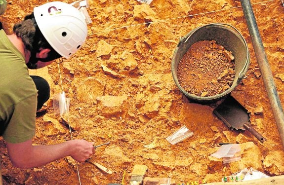 Prospección arqueológica en Gran Dolina, en el yacimiento de Atapuerca (Burgos).