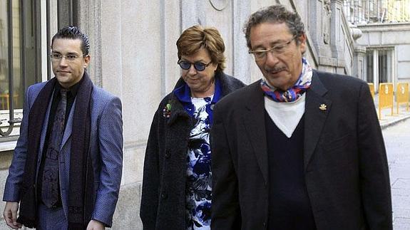 Pilar Barreiro, junto a los abogados José Pardo Geijo y Raúl Pardo-Geijo Ruiz, el pasado mes de marzo, cuando fue a declarar al Tribunal Supremo por su imputación en el 'caso Novo Carthago'.